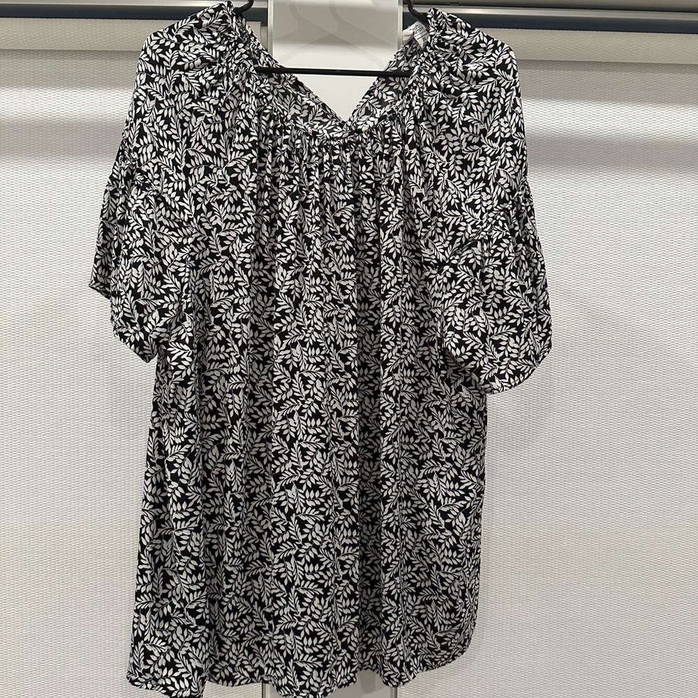 Croft & Barrow Monochrome Leaf Print Blouse